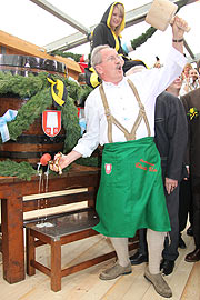 2010 benötigete OB Christian Ude 2 Schläge beim anzapfen des ersten Wiensfasses (Foto: Martin Schmitz)